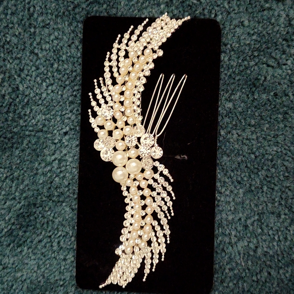 Bridal hairpin with pearls